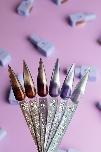 Гель-лак для ногтей с эффектом кошачьего глаза, DNKa Bohemian Cat Eye, №0014, цвет: фиолетовый с шиммером, 12 мл FTCGP0014 фото
